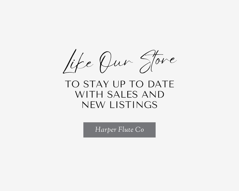 以下が含まれることがあります： 手書きのフォントで「Like Our Store」と書かれたテキストグラフィック。テキストの下には、「セールや新商品情報を最新の状態に保つ」という行動喚起の言葉があります。行動喚起の言葉の下には、「Harper Flute Co.」と書かれたボタンがあります。