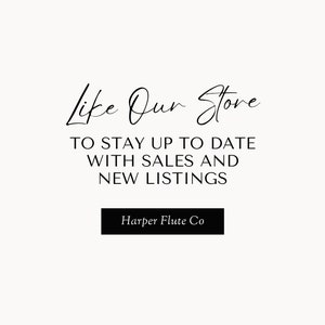 K&ouml;nnte beinhalten: Schwarz-wei&szlig;es Textbild mit dem Text "Like Our Store" und dem Slogan "To stay up to date with sales and new listings". Unter dem Text befindet sich ein schwarzes Rechteck mit dem Text "Harper Flute Co."