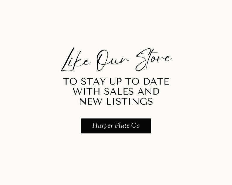 K&ouml;nnte beinhalten: Schwarz-wei&szlig;es Textbild mit dem Text "Like Our Store" und dem Slogan "To stay up to date with sales and new listings". Unter dem Text befindet sich ein schwarzes Rechteck mit dem Text "Harper Flute Co."