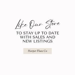 Puede incluir: Gr&aacute;fico de texto que dice "Like Our Store" en una fuente manuscrita. Debajo del texto hay una llamada a la acci&oacute;n para mantenerse al d&iacute;a con las ventas y las nuevas listas. El texto est&aacute; en negro sobre un fondo blanco. Un bot&oacute;n con el texto "Harper Flute Co" est&aacute; debajo del texto.