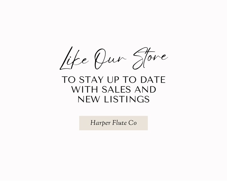 Puede incluir: Gr&aacute;fico de texto que dice "Like Our Store" en una fuente manuscrita. Debajo del texto hay una llamada a la acci&oacute;n para mantenerse al d&iacute;a con las ventas y las nuevas listas. El texto est&aacute; en negro sobre un fondo blanco. Un bot&oacute;n con el texto "Harper Flute Co" est&aacute; debajo del texto.