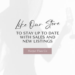 Puede incluir: Texto superpuesto sobre un fondo blanco con una imagen borrosa de una persona en el fondo. El texto dice "Like Our Store" en una fuente cursiva. Debajo del texto est&aacute; "TO STAY UP TO DATE WITH SALES AND NEW LISTINGS". Debajo de eso hay un cuadro rectangular con el texto "Harper Flute Co" en una fuente serif.