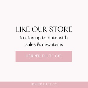 Peut inclure: Un bouton rose avec le texte "HARPER FLUTE CO" dessus. Le texte au-dessus du bouton indique "LIKE OUR STORE to stay up to date with sales & new items".