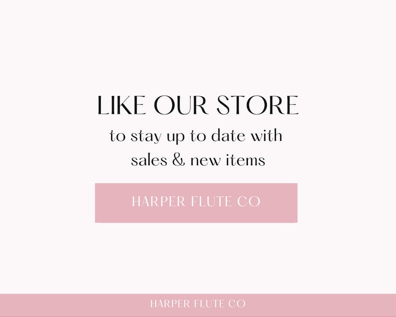 Peut inclure: Un bouton rose avec le texte "HARPER FLUTE CO" dessus. Le texte au-dessus du bouton indique "LIKE OUR STORE to stay up to date with sales & new items".