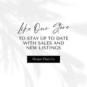 Może przedstawiać: Nakładany tekst na białym tle z cieniem liści. Tekst brzmi "Like Our Store" i "To stay up to date with sales and new listings." Pod tekstem znajduje się czarny prostokąt z tekstem "Harper Flute Co."