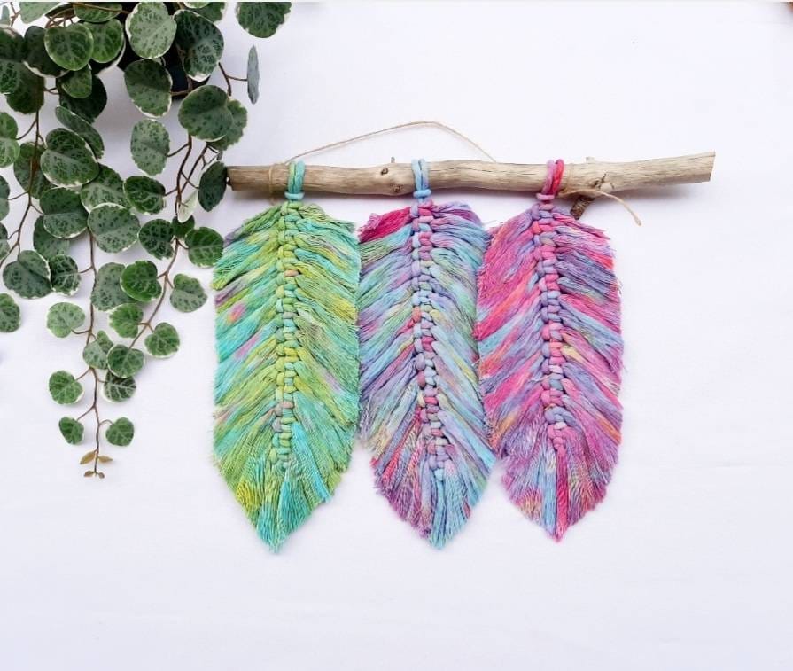 Suspension Murale Trio de Feuilles Multicolores en Macramé sur Branche Bois Flotté