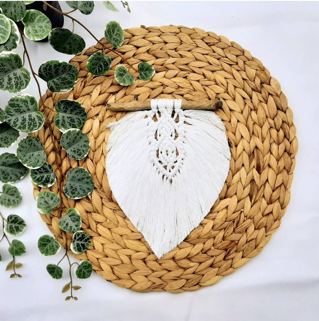 Petite Plume Blanche Bohème en Macramé sur Bois Flotté
