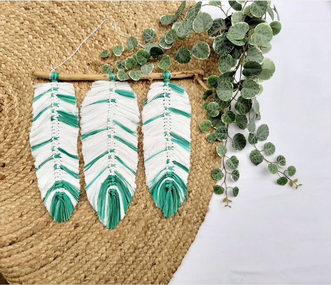 Suspension Murale - Trio de Plumes Blanches et Bleues en Macramé