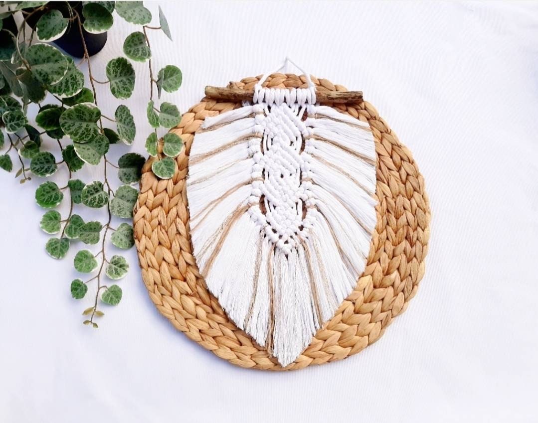 Plume Bohème Blanche et Dorée en Macramé