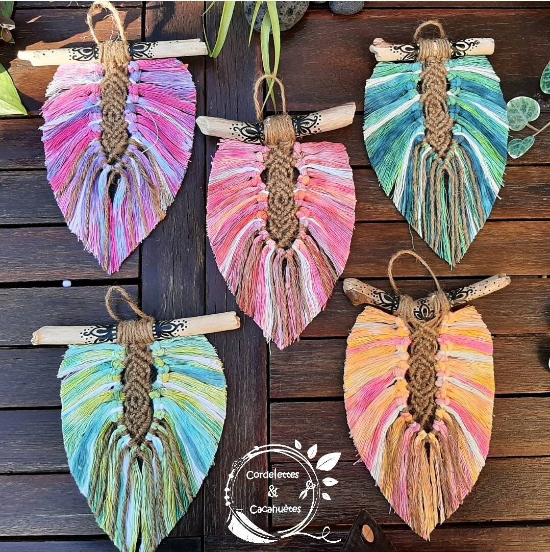 Petite Plume Bohème en Macramé sur Bois Flotté Dégradé
