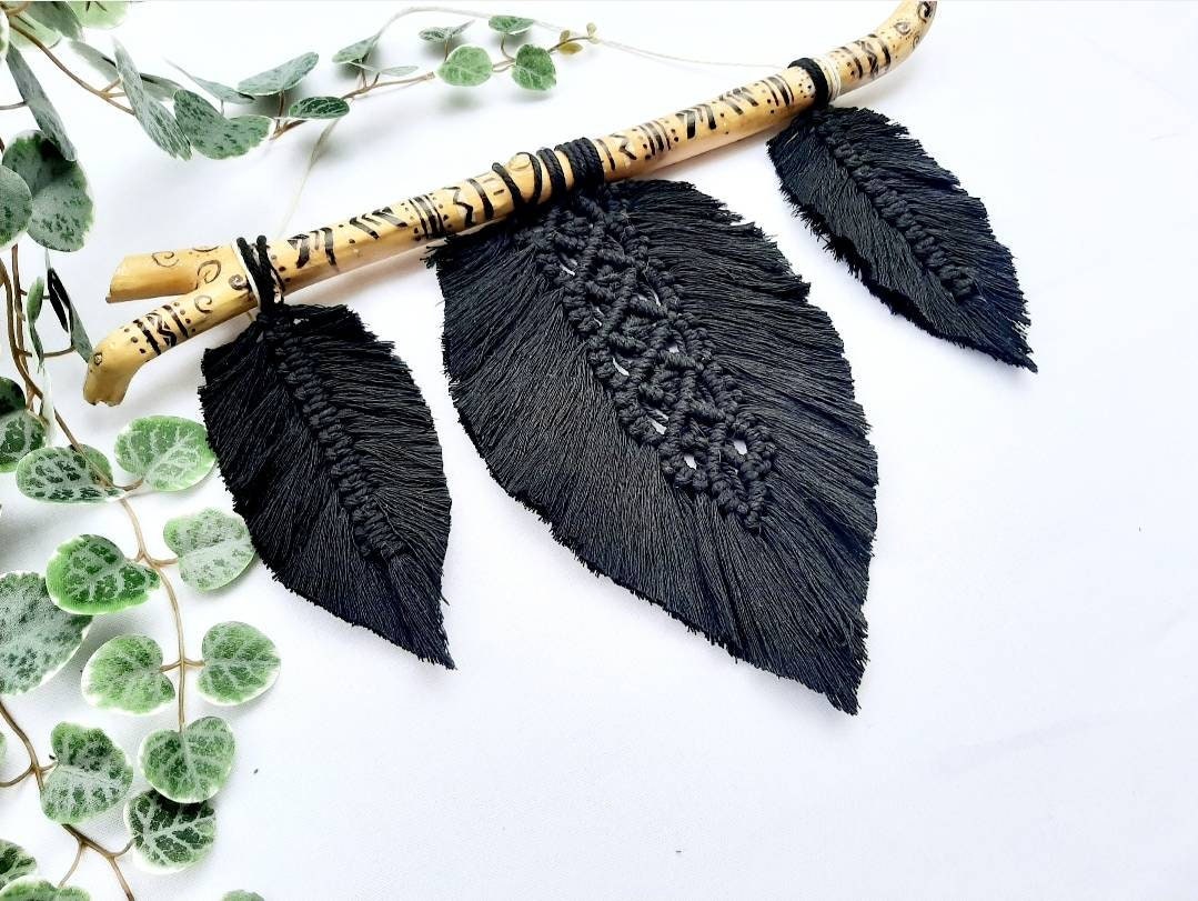 Macramé Mural - Trio de Plumes Noires sur Bois Flotté Aux Motifs Indiens