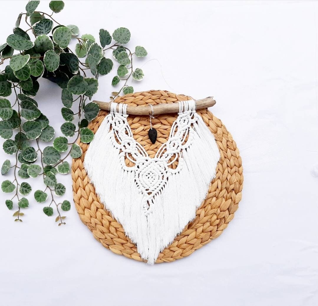 Macramé Mural Blanc sur Branche de Bois Flotté