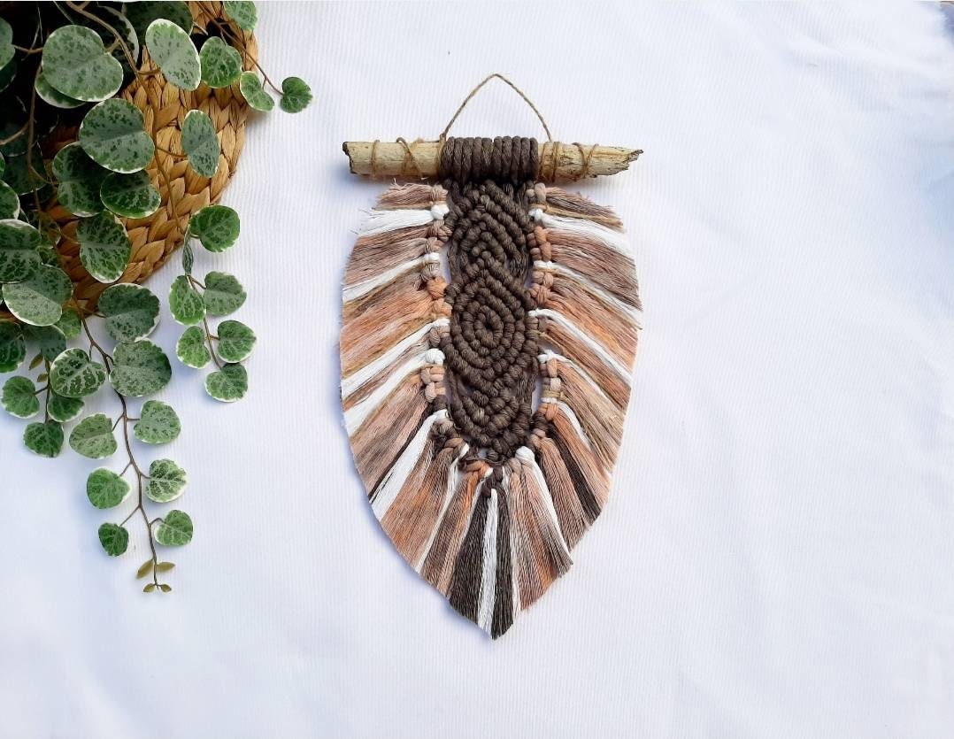 Feuille Bohème en Macramé sur Bois Flotté Dégradé de Marron