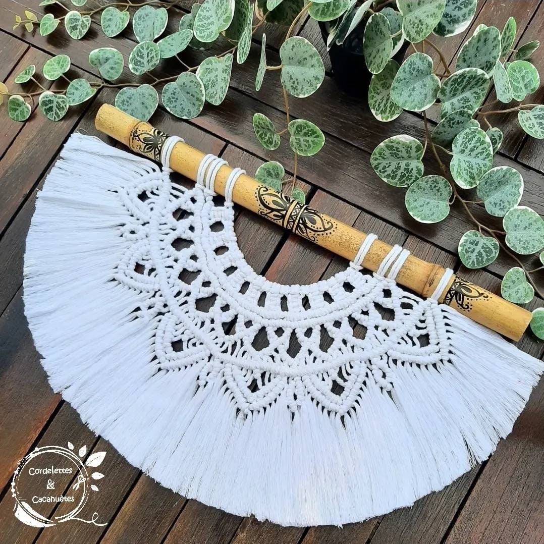 Macramé Mural Demi Cercle Blanc sur Bambou Décoré