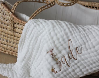 WHITE baby blanket embroidered cotton gauze personalized with first name INITIAL FLOWER - typo 1