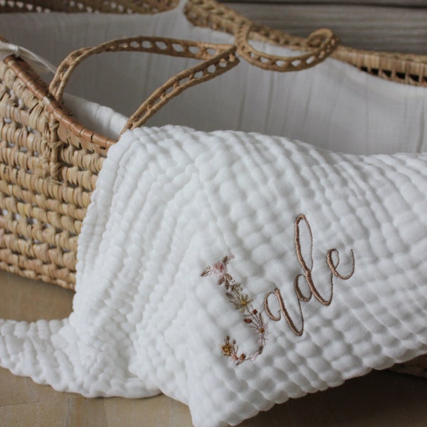 WHITE baby blanket embroidered cotton gauze personalized with first name INITIAL FLOWER - typo 1