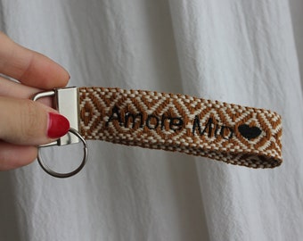 Porte clé MOTIFS ETHNIQUES brodé personnalisé (idéal maman papa, cadeau maitresse, atsem, mamy papy !)