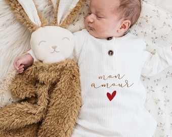 Pyjama BLANC côtelé pour bébé, brodé Mon Amour et personnalisé avec initiale fleurie