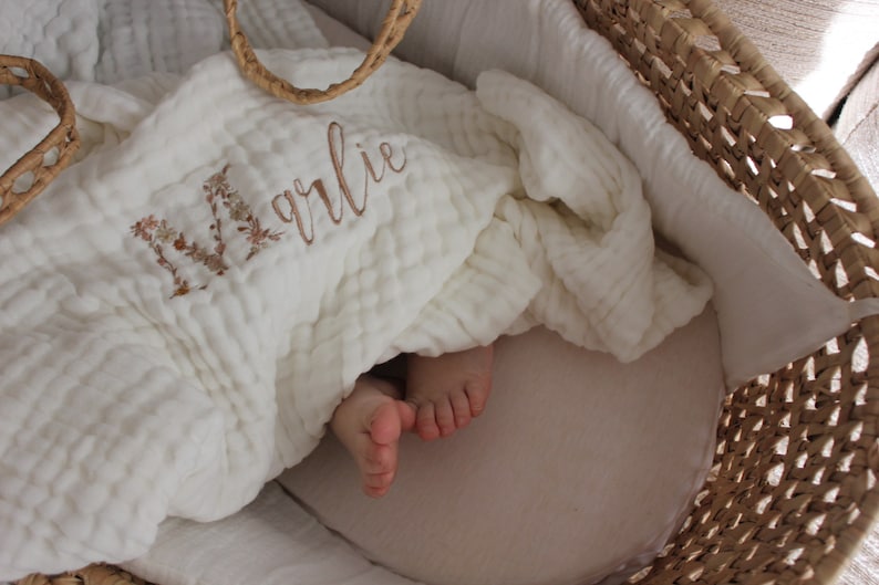 Couverture BLANCHE bébé gaze de coton brodée personnalisée avec prénom INITIALE FLEURIE typo 1 image 6