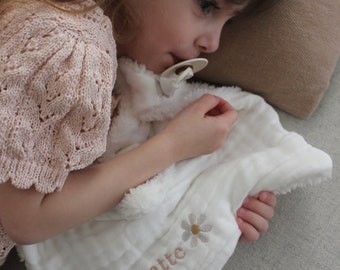 Attache tétine-doudou rectangle pour bébé en gaze de coton et fourrure, brodé avec prénom et lettre fleurie ou motif