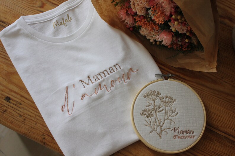 Tshirt MAMAN D'AMOUR pour femme, blanc, brodé et personnalisé, fête des mères image 4