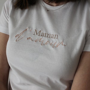Tshirt MAMAN D'AMOUR pour femme, blanc, brodé et personnalisé, fête des mères image 1