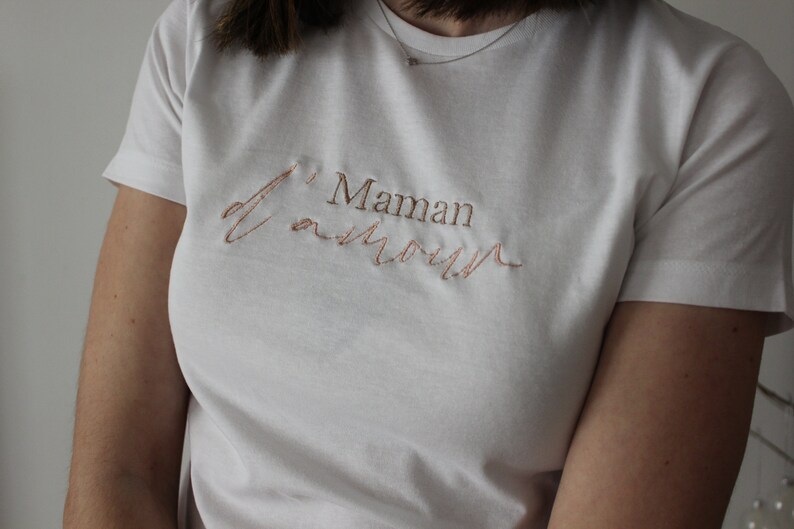 Tshirt MAMAN D'AMOUR pour femme, blanc, brodé et personnalisé, fête des mères image 1
