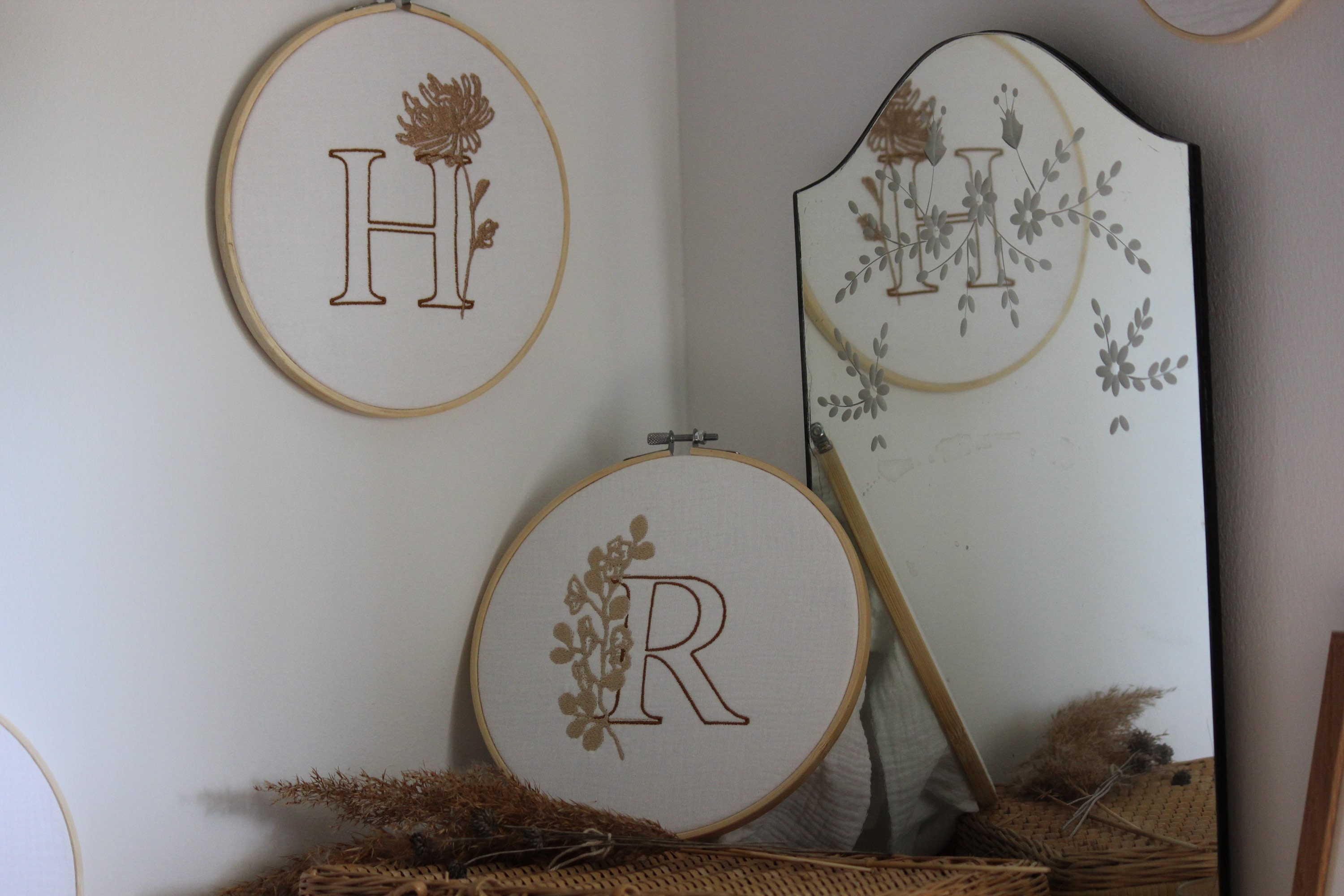 Tambourin Brodé Initiale + Fleur de Naissance