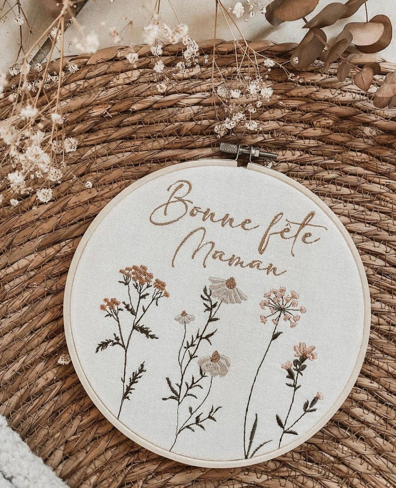 Tambourin décoratif brodé fleuri pour la fête des mères, maman, mother's day, mamie, maitresse, nounou, atsem image 4