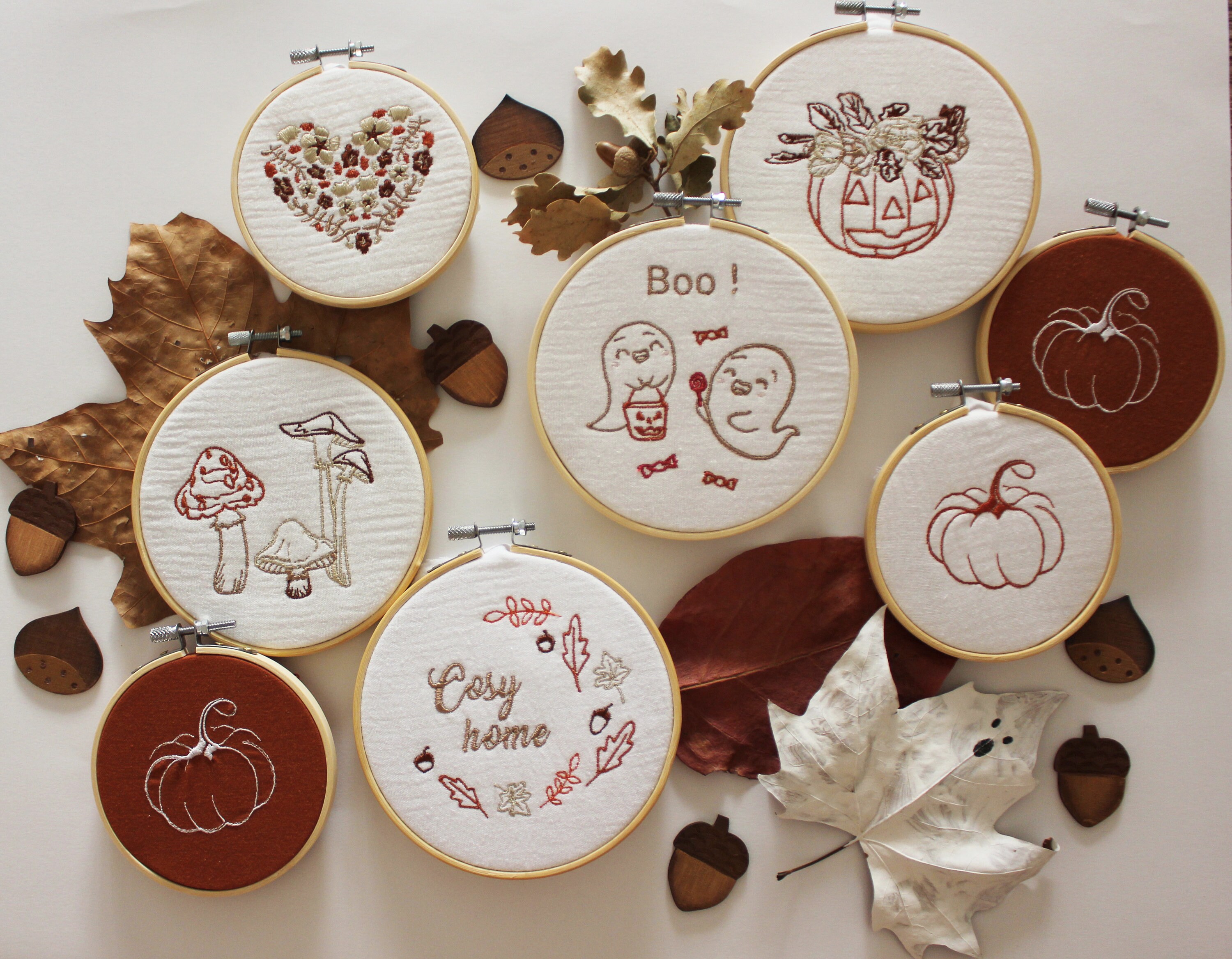 Tambourin Décoratif Brodé Automne, Halloween, Feuilles, Citrouille, Champignons, Fantomes