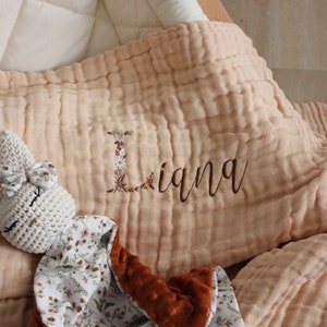 Haselnuss-Baumwollgaze-Decke personalisiert mit Vornamen und BLUMEN-INITIAL – Typo 1