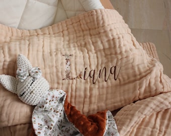 HAZELNUT blanket embroidered cotton gauze personalized with first name and FLOWERY INITIAL - Typo 1