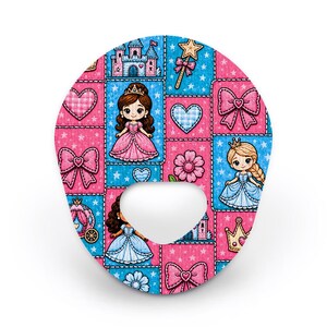 K&ouml;nnte beinhalten: Ein ovales Klebepflaster mit einem wiederkehrenden Muster aus Zeichentrick-Prinzessinnen, Schl&ouml;ssern, Zauberst&auml;ben, Kronen, Schleifen, Herzen und Blumen in Rosa und Blau, mit einem herzf&ouml;rmigen Ausschnitt in der Mitte f&uuml;r medizinische Ger&auml;te.