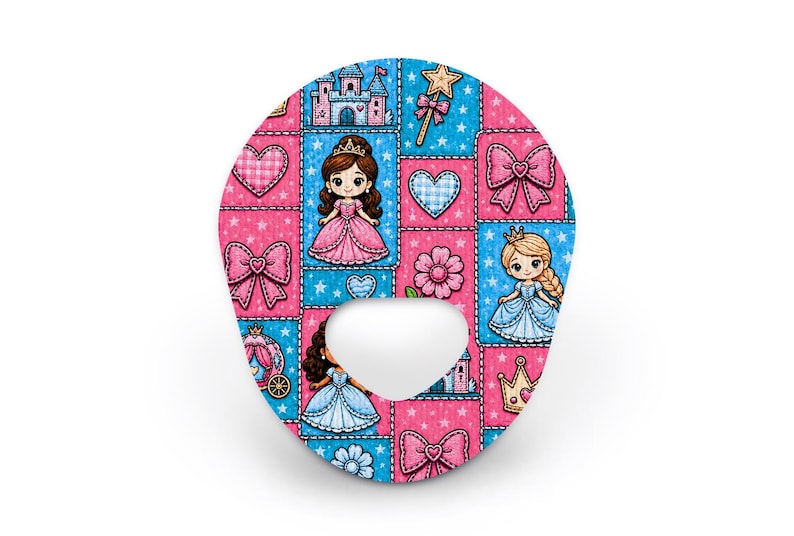 K&ouml;nnte beinhalten: Ein ovales Klebepflaster mit einem wiederkehrenden Muster aus Zeichentrick-Prinzessinnen, Schl&ouml;ssern, Zauberst&auml;ben, Kronen, Schleifen, Herzen und Blumen in Rosa und Blau, mit einem herzf&ouml;rmigen Ausschnitt in der Mitte f&uuml;r medizinische Ger&auml;te.