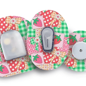 Könnte beinhalten: Ein Set aus drei medizinischen Zubehörteilen mit einem Erdbeer-Patchwork-Design. Das Zubehör umfasst einen Sensor, einen Sender und einen Empfänger. Das Design zeigt Erdbeeren, Schleifen und Vichy-Muster in Rot, Rosa und Grün.