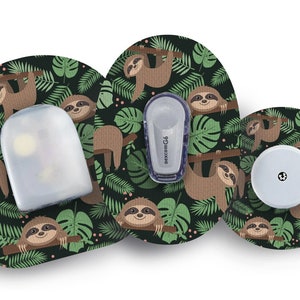 Op de afbeelding: Drie ronde pleisters met een luiaard- en tropisch bladmotief. De pleisters zijn bedoeld om medische apparaten te bedekken. De tekst "dexcom G6" is zichtbaar op een van de pleisters.