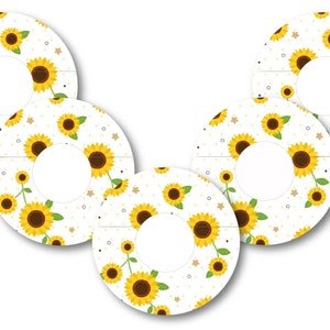Op de afbeelding: Vijf ronde witte vinyl stickers met een zonnebloemmotief. De stickers hebben een gat in het midden en zijn bedoeld om op een blik of fles te worden geplakt.