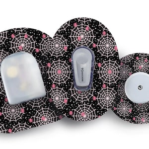 Könnte beinhalten: Drei runde Abdeckungen für medizinische Geräte mit schwarzem Hintergrund und einem pinkfarbenen Spinnennetz-Muster. Die Abdeckungen sind so konzipiert, dass sie auf ein medizinisches Gerät passen und eine klebende Rückseite haben.