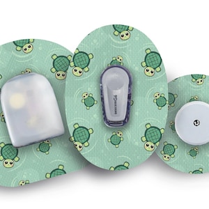 Może przedstawiać: Trzy okrągłe plastry medyczne z zielonym tłem i powtarzającym się wzorem kreskówek żółwi. Plastry są do ciągłego monitorowania glukozy. Tekst "dexcom G6" jest nadrukowany na jednym z plastrów.