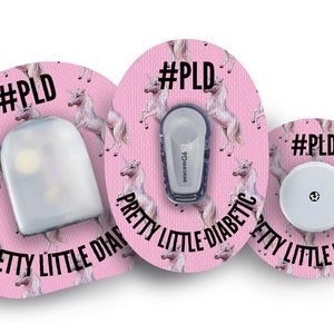 Op de afbeelding: Drie ronde stickers in roze en wit met een eenhoornpatroon. De stickers hebben de tekst "#PLD PRETTY LITTLE DIABETIC" erop gedrukt. Eén sticker heeft een transparante plastic hoes, een andere heeft een wit medisch apparaat en de derde heeft een witte ronde sensor.