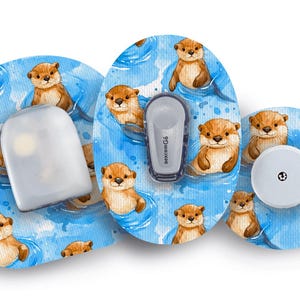 Peut inclure: Trois patchs adhésifs ronds avec un fond bleu aquarelle et un motif de loutres brunes nageant dans l'eau bleue. Les patchs sont conçus pour être utilisés avec un appareil médical.