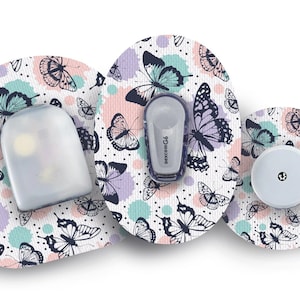 Könnte beinhalten: Eine Sammlung medizinischer Geräte, darunter ein Sensor und ein Sender, mit einem Schmetterlingsmuster. Das Design zeigt einen weißen Hintergrund mit Pastellspritzern und schwarz-weißen Schmetterlingsillustrationen.