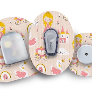 Pode incluir: Três adesivos redondos para dispositivos médicos com um design de princesa e cisne. Os adesivos são bege com detalhes em rosa e amarelo. Os adesivos são para um dispositivo médico.