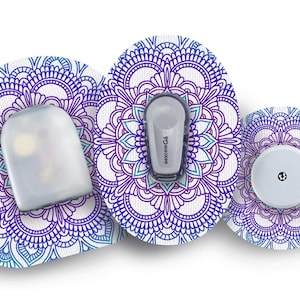 Könnte beinhalten: Drei runde Klebepflaster mit einem Mandala-Design in Blautönen und Lila. Das mittlere Pflaster hat einen kleinen, weißen, runden Sensor mit einem schwarzen Punkt in der Mitte. Das linke Pflaster hat einen durchsichtigen, rechteckigen Sensor mit dem aufgedruckten Text "dexcom G4". Das rechte Pflaster hat einen durchsichtigen, rechteckigen Sensor mit dem aufgedruckten Text "dexcom G4".