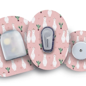 Può includere: Tre coperture rotonde per dispositivi medici con sfondo rosa e un motivo di lama bianchi e cactus verdi. Le coperture sono progettate per essere utilizzate con un dispositivo medico, come un monitoraggio continuo del glucosio.