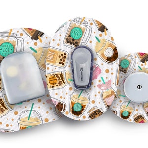 Könnte beinhalten: Ein Set aus drei runden, weißen Klebepatches mit einem sich wiederholenden Muster aus braunen und weißen Bubble-Tea-Bechern. Die Patches sind mit braunen Punkten und dem Text "BUBBLE ICE TEA" und "MILK TEA" verziert.