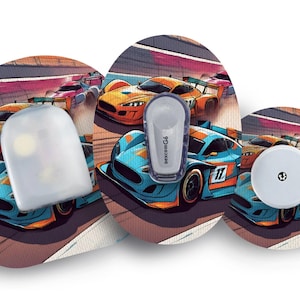 Könnte beinhalten: Drei runde medizinische Pflaster mit Rennthema. Die Pflaster zeigen eine farbenfrohe Illustration von Rennwagen auf einer Rennstrecke. Die Pflaster sind zum Tragen auf der Haut konzipiert.