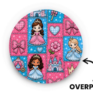 K&ouml;nnte beinhalten: Ein runder Stoffaufn&auml;her mit einem wiederkehrenden Muster aus Cartoon-Prinzessinnen, rosa Schl&ouml;ssern, blauen Herzen, Schleifen und Blumen auf einem Hintergrund aus abwechselnd rosa und blauen rechteckigen Feldern mit Sternmotiven und dem Text OVERPATCH.