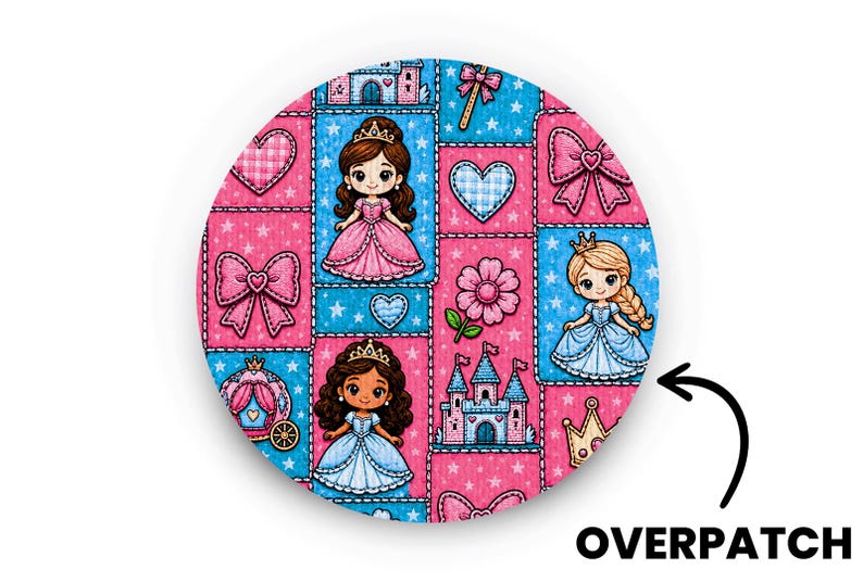 K&ouml;nnte beinhalten: Ein runder Stoffaufn&auml;her mit einem wiederkehrenden Muster aus Cartoon-Prinzessinnen, rosa Schl&ouml;ssern, blauen Herzen, Schleifen und Blumen auf einem Hintergrund aus abwechselnd rosa und blauen rechteckigen Feldern mit Sternmotiven und dem Text OVERPATCH.