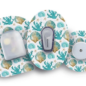 Puede incluir: Accesorios para dispositivos médicos con temática de playa. Los parches adhesivos presentan un patrón de conchas marinas, corales y estrellas de mar en tonos azules, beige y blancos. La imagen incluye un sensor y un transmisor.